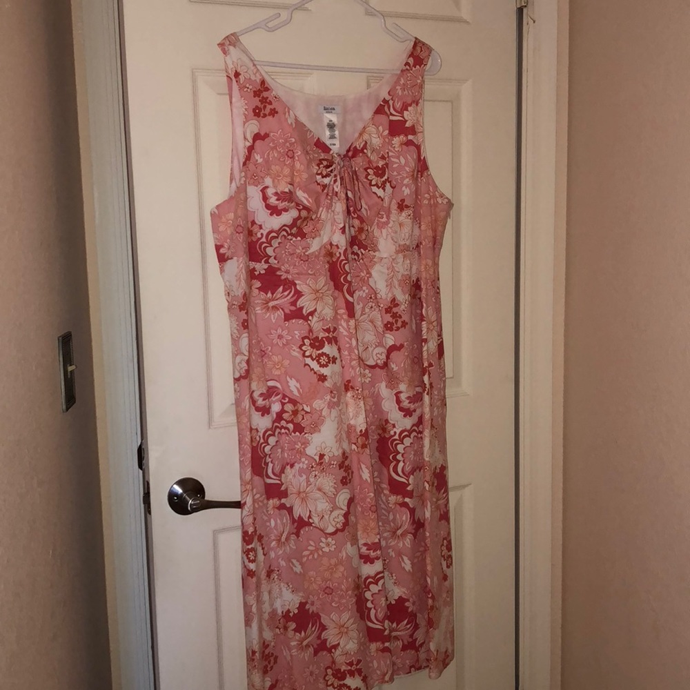 Sleeveless pink paisley dress